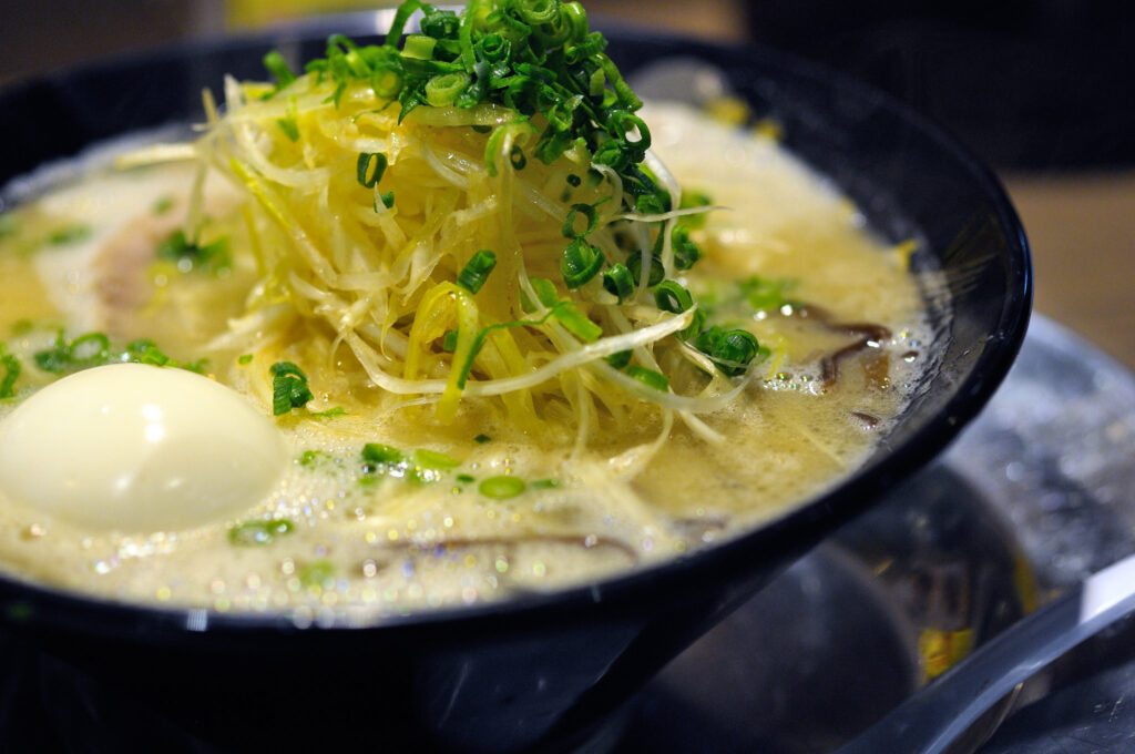 Types of Ramen: Hakata Ramen. Image courtesy of [cipher] via Flickr Commons.