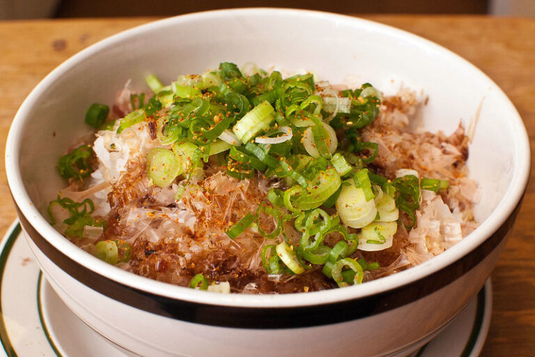 Ramen Toppings: Negi (Green Onions). Image courtesy of Matthew Mendoza via Flickr Commons.